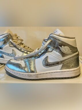 Nike Air Jordan 1 Mid SE Women’s Sneaker Metallic Silver Authentic Preloved